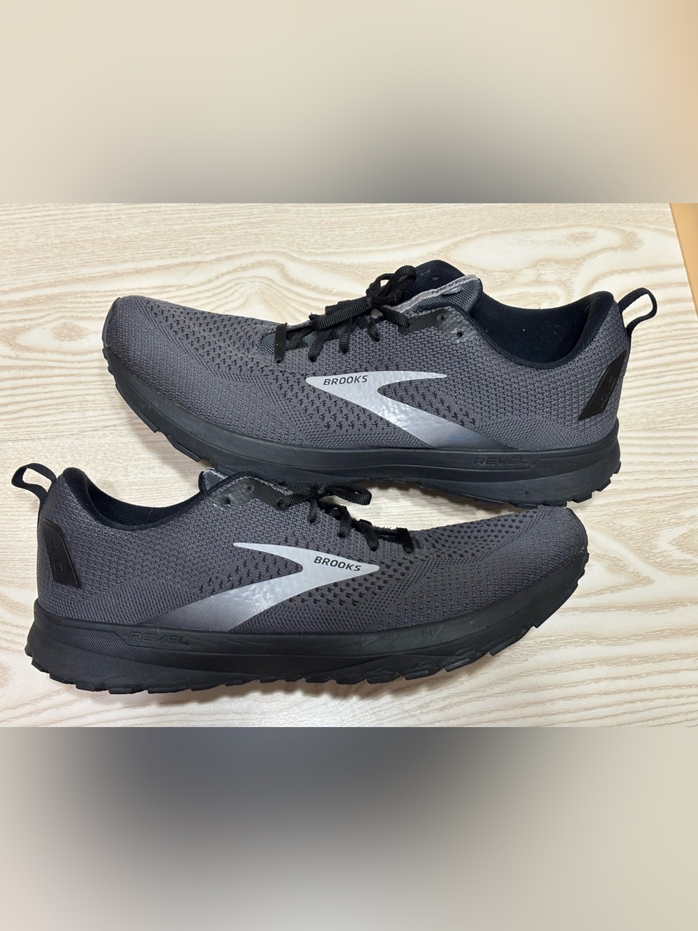 Brooks Men's Gray and Black Running Shoes - Lightweight Mesh Trainer
